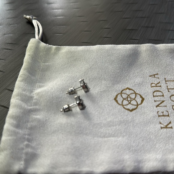 Kendra scott posts - Picture 3 of 7